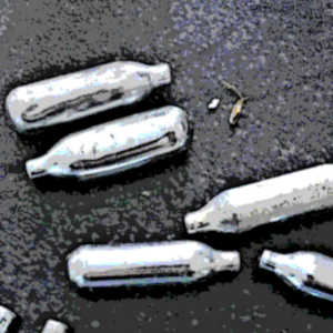 Le protoxyde d'azote (ou gaz hilarant) se présente sous forme de petites cartouches en métal et s'inhale généralement à l'aide de ballons de baudruche.